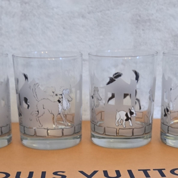 Set of 4 glasses with whimsical dogs - Picture 7 of 7